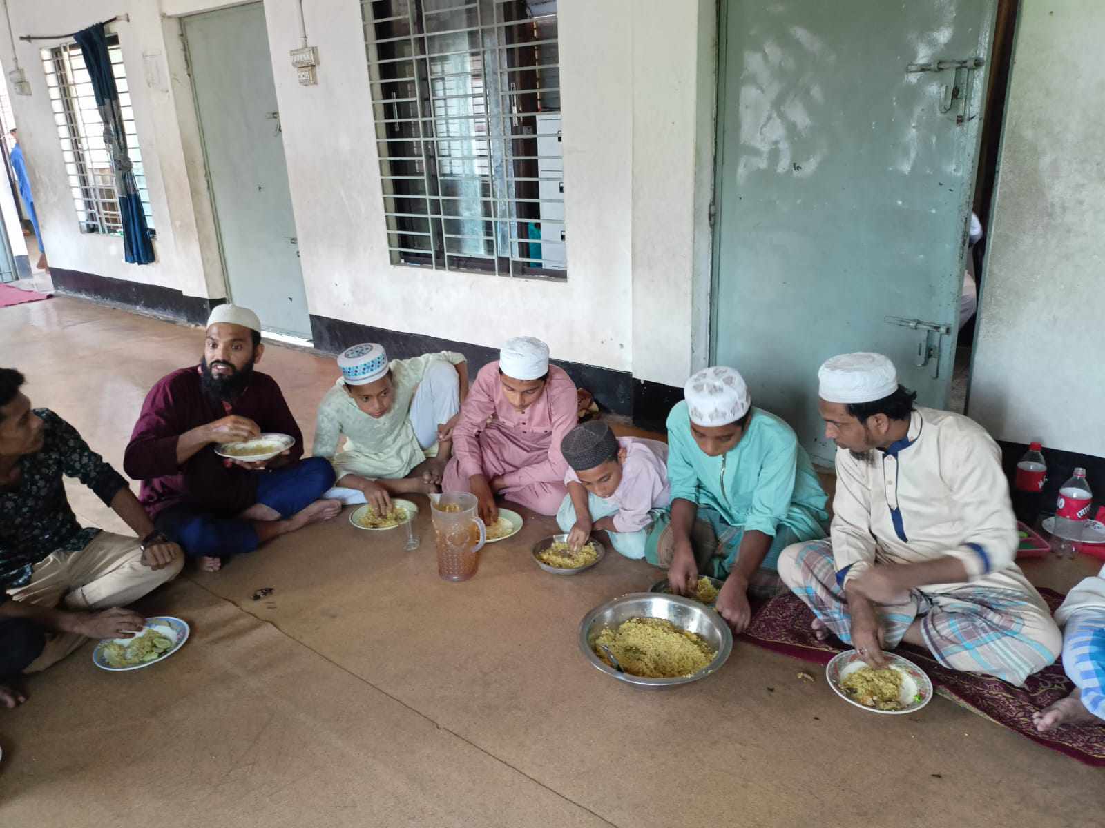 মাদ্রাসার ছাত্রদের খানা খাওয়ালেন সীতাকুণ্ড যুব ফাউন্ডেশন। 