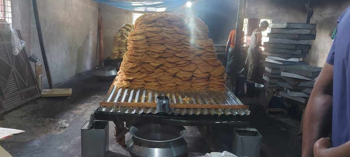 অস্বাস্থ্যকর পরিবেশেসেমাই তৈরি! 