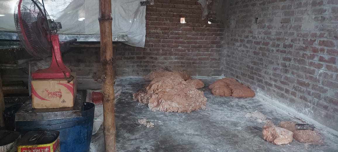 অস্বাস্থ্যকর পরিবেশেসেমাই তৈরি! 